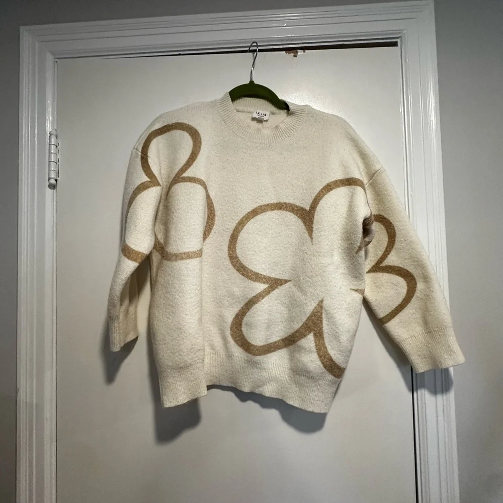 Le Lis Women’s small Cream Pullover Sweater Large Floral Daisy Outline Crew Neck